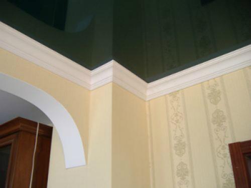 Полиуретановый багет на натяжном потолке. Особенности полиуретановых потолочных плинтусов 04