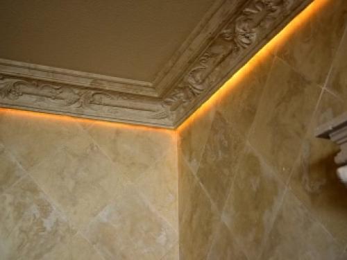 Полиуретановый багет на натяжном потолке. Особенности полиуретановых потолочных плинтусов 02