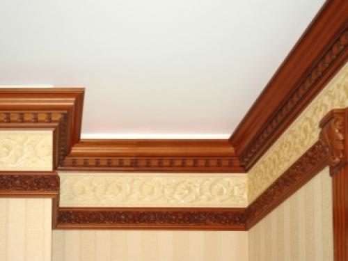 Полиуретановый багет на натяжном потолке. Особенности полиуретановых потолочных плинтусов 03