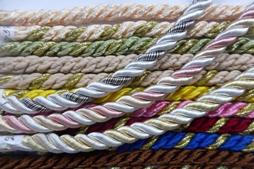 Как правильно запихнуть оконтовку натяжного потолка.. Шнуры