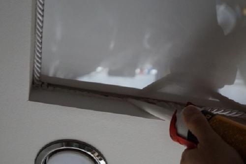 Как правильно запихнуть оконтовку натяжного потолка.. Шнуры