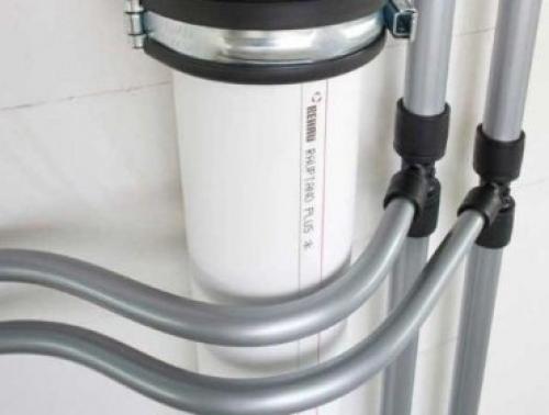 Натяжной потолок и горячая труба. Натяжные потолки вокруг трубы у стены