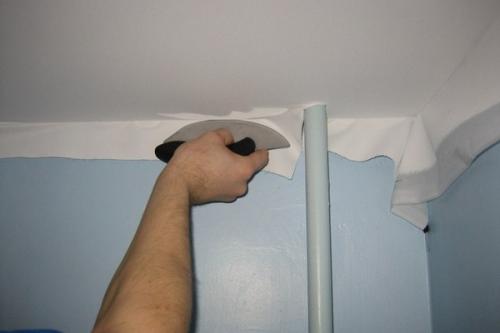 Натяжной потолок и горячая труба. Натяжные потолки вокруг трубы у стены