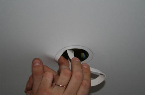 Можно ли сделать отверстие в натяжном потолке своими руками. Отверстия под светильники