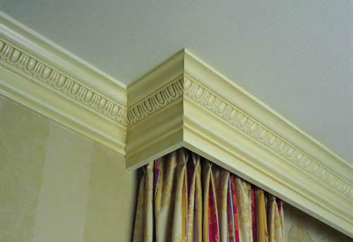 Какой плинтус потолочный лучше широкий или узкий. Ширина потолочного плинтуса 14
