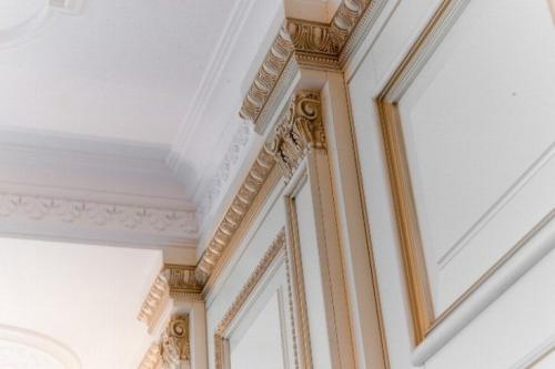 Какие потолочные плинтуса сейчас в моде. (+66 фото) Потолочный плинтус: типы, плюсы и минусы