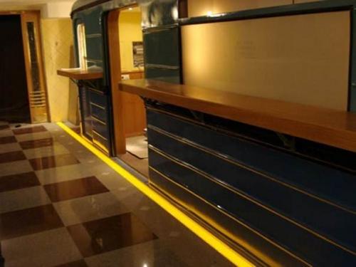 Плинтус с подсветкой напольный В интерьере.  В каких помещениях уместна подсветка пола?