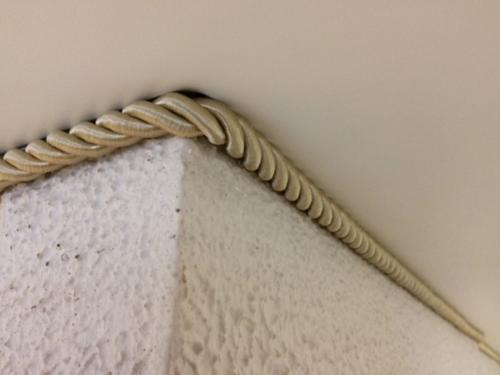 Лента на потолок вместо плинтуса. ТОП-5 аналогов потолочного плинтуса