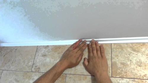 Как приклеить потолочный плинтус на побелку. Как приклеить потолочный плинтус на окрашенные стены и потолок