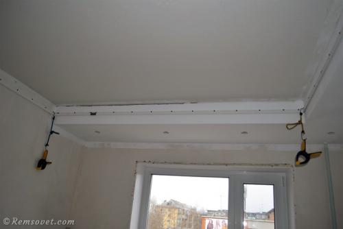 Какой стороной крепить багет для натяжного потолка. Как закрепить багет для натяжного потолка?