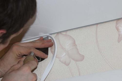 Как вставить багет на натяжной потолок. Как вставить вставку в натяжной потолок: практические советы