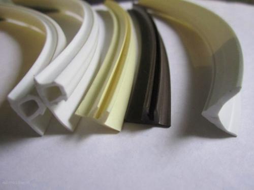 Как вставить багет на натяжной потолок. Как вставить вставку в натяжной потолок: практические советы