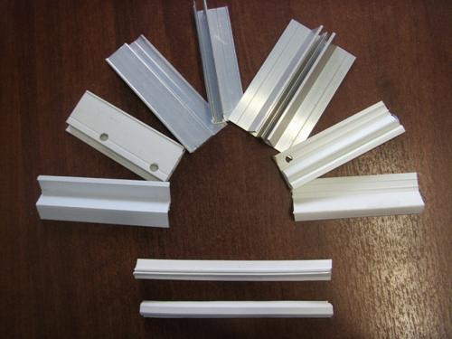 Чем крепить багет для натяжного потолка. Виды багетов