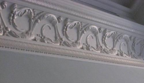 Между потолком и стеной. Крепим современную «лепнину»