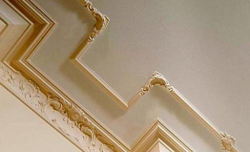 Потолочный плинтус для натяжных потолков: способы стыковки и приклеивание