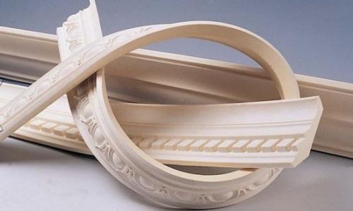 Потолочный плинтус для натяжных потолков: способы стыковки и приклеивание