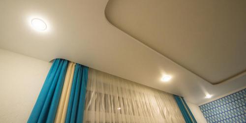 Алюминиевый карниз для натяжного потолка. Карниз для штор под натяжной потолок: советы по выбору и монтажу