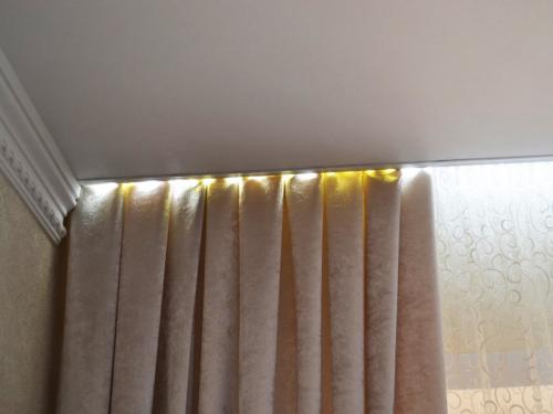 Виды гардин под натяжной потолок. Что такое потолочный карниз под натяжной потолок