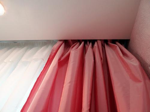 Алюминиевый карниз для натяжного потолка. Карниз для штор под натяжной потолок: советы по выбору и монтажу