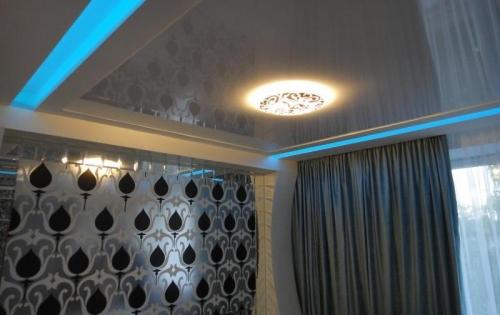 Как повесить карниз на натяжной потолок с закладной. Сущность карнизов для натяжного потолка