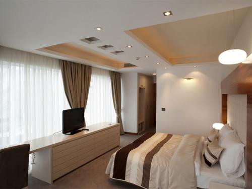 Настенный карниз для натяжного потолка. Карниз для штор под натяжной потолок: советы по выбору и монтажу