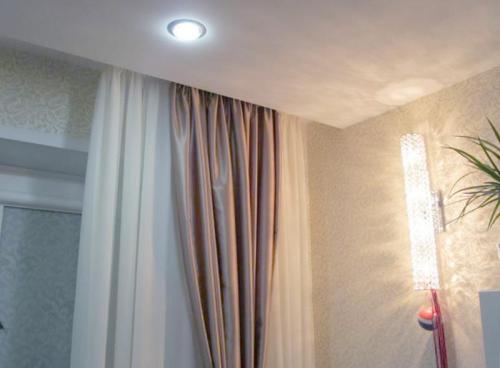 Карниз на кухню на натяжной потолок. Карнизы для натяжного потолка