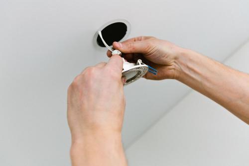 Установка натяжного потолка ПВХ. Установка натяжной конструкции из виниловой пленки