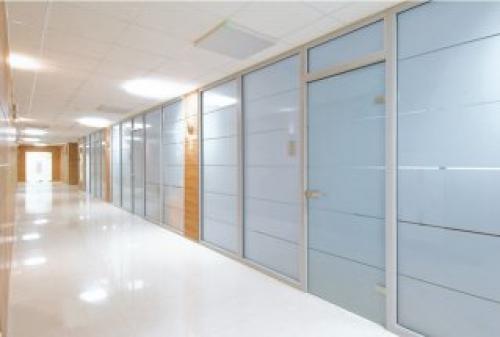 На каком расстоянии от потолка вешать настенный карниз. Как подсчитать длину карниза?