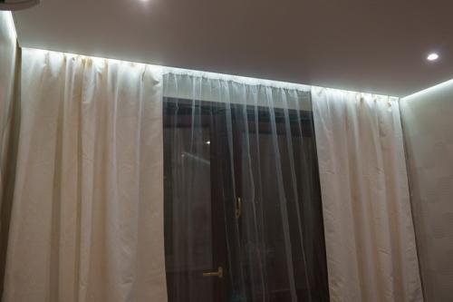 Как сделать карниз для штор с натяжным потолком. Карнизы для натяжного потолка