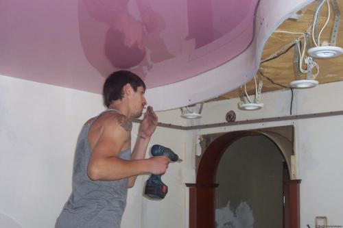 Сколько отступать при монтаже натяжного потолка. На сколько опускается натяжной потолок