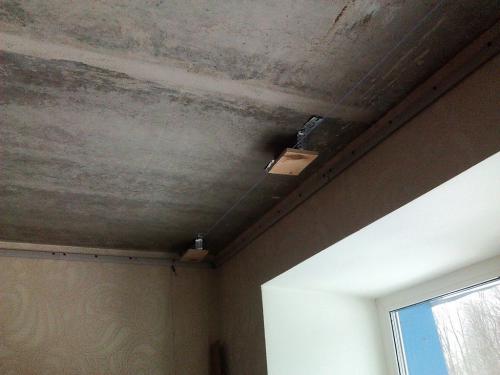 Как установить гардины на натяжной потолок. Традиционный способ монтажа