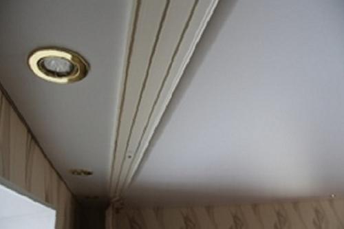 Как прикрепить гардину к натяжному потолку. Как сделать гардину на натяжном потолке?