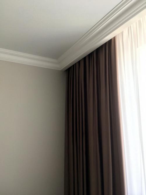 Особенности установки настенного карниза для натяжного потолка. Карнизы для натяжного потолка