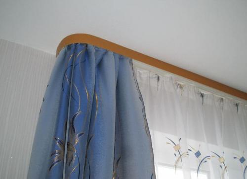 Особенности установки настенного карниза для натяжного потолка. Карнизы для натяжного потолка 16 Особенности установки настенного карниза для натяжного потолка. Карнизы для натяжного потолка 16