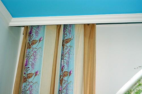 Натяжной потолок скрытый карниз недостатки. Скрытый карниз для штор в натяжном потолке: особенности и монтаж