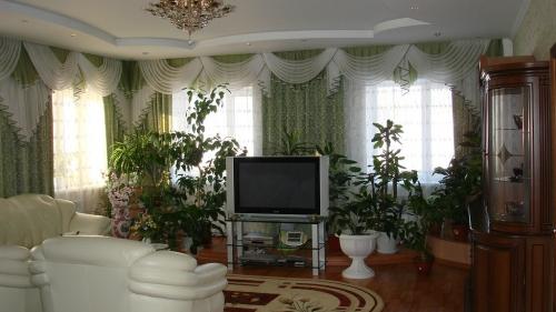 Натяжной потолок скрытый карниз недостатки. Скрытый карниз для штор в натяжном потолке: особенности и монтаж