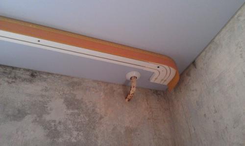 Можно ли установить потолочный карниз если потолок уже натянут. Открытый монтаж потолочного карниза