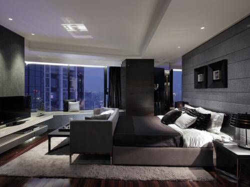 Черный потолок в интерьере. Красим потолок в черный: особенности и преимущества дизайна 12