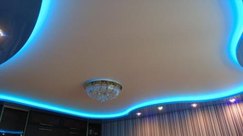 Натяжной потолок с подсветкой по периметру изнутри. Варианты расположения подсветки на натяжном потолке