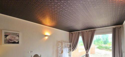 Натяжной потолок в зале. Варианты натяжных потолков: определяемся с выбором.