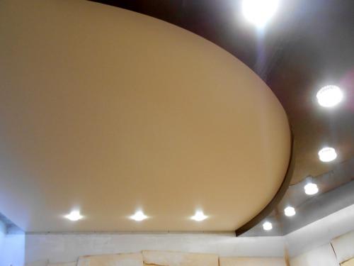 Какой натяжной потолок лучше сделать в зале. Цвет натяжного потолка