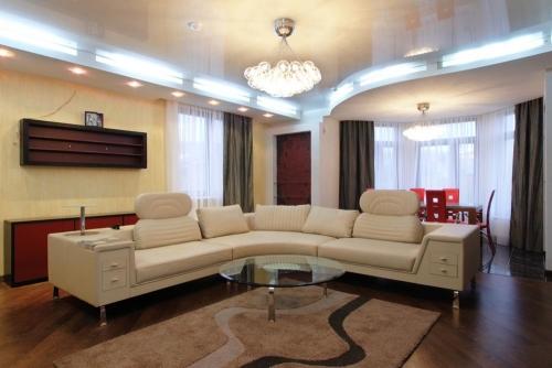 Как подобрать цвет натяжного потолка к обоям. Как влияет цвет помещения на человека