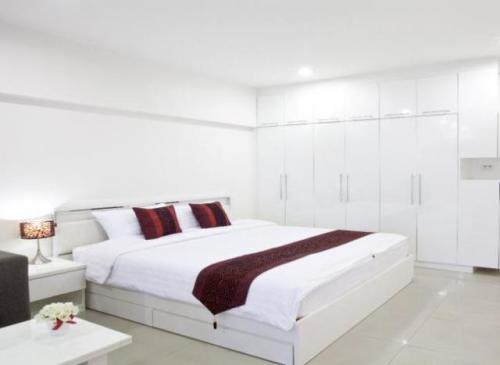 Натяжной потолок молочного цвета. Преимущества такого оформления