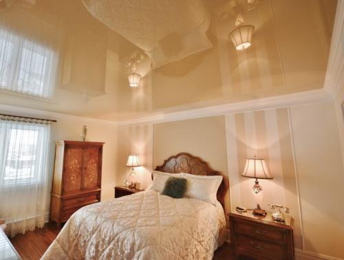 Какой цвет натяжного потолка выбрать в спальню. Красивые варианты натяжного потолка в спальне