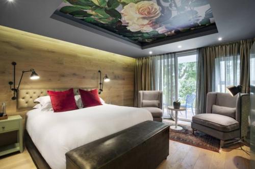 Как выбрать натяжной потолок в спальню. Виды натяжных потолков для спальни