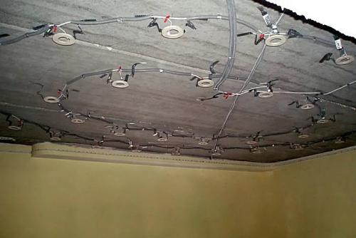 Расположение светильников на натяжном потолке. Основные правила по расположению 11