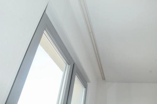 Какой карниз выбрать для натяжного потолка. Основные виды карнизов для потолка 02