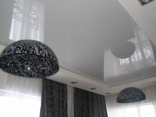 Какой натяжной потолок лучше -- матовый или глянцевый. Выбираем, какой натяжной потолок лучше глянцевый или матовый: виды, особенности, цены