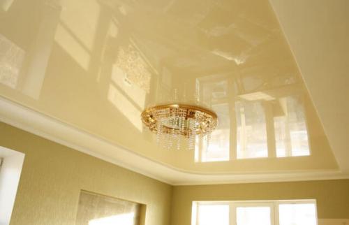 Глянцевые или матовые натяжные потолки. Особенности натяжного потолка из ПВХ с глянцевым эффектом 06