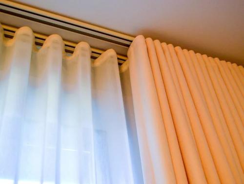 Виды гардин под натяжной потолок. Гардины для штор: советы по выбору под натяжной потолок